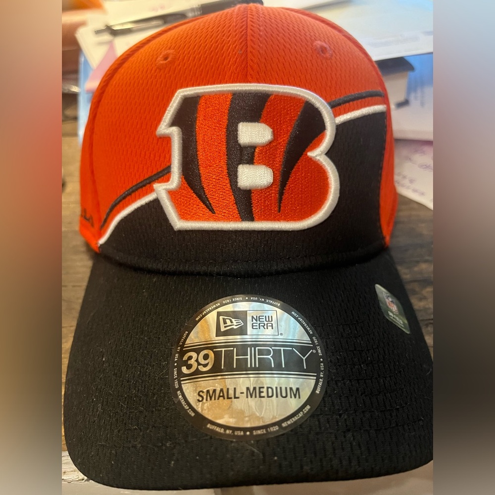 Bengals Sideline 39Thirty stretch Fit small-medium NWT - Picture 2 of 4